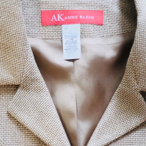 Gorgeous blazer with brooch 💖 - Picture 4 of 5